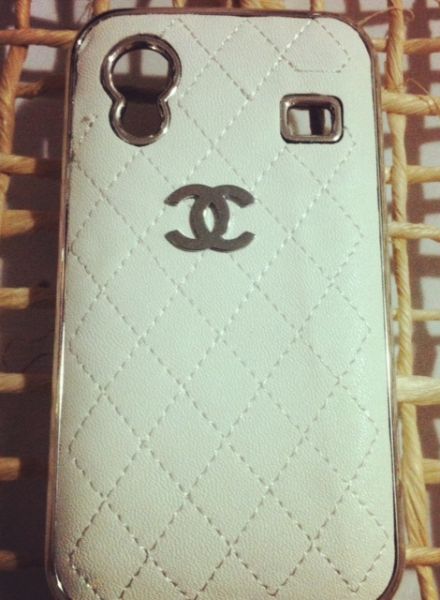 Case chanel branca com a prateado